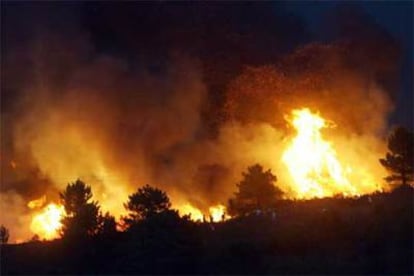 Miembros del servicio de extincin de incendios luchaban anoche contra el fuego en las proximidades de la localidad de Santa Mara del Espino.