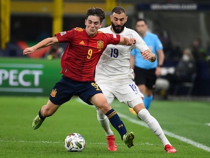 Gavi protege el balón ante Benzema en el España-Francia de la Liga de las Naciones.