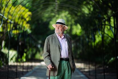 El escritor y crítico José María Guelbenzu, el 5 de julio en el Jardín Botánico de Madrid.