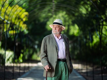 El escritor y crítico José María Guelbenzu, el 5 de julio en el Jardín Botánico de Madrid.