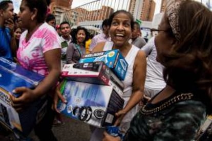 Decenas de personas fueron registradas este sábado a la salida de una tienda de la cadena Daka, tras comprar electrodomésticos, en Caracas (Venezuela).