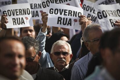 Entre los manifestantes hay funcionarios, empleados públicos y jubilados que han acudido a la plaza de São Bento para quejarse de unas cuentas públicas “ofensivas y explotadoras, que llevan a los trabajadores a un empobrecimiento progresivo”.