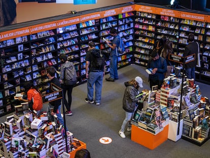 Vista general de los pasillos de la Feria Internacional del Libro de Guadalajara, en 2021.