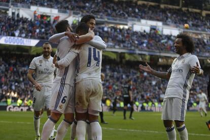 Los jugadores del Madrid celebran uno de sus cinco goles al Granada. 