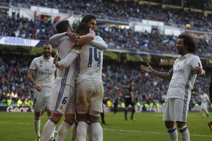 Los jugadores del Madrid celebran uno de sus cinco goles al Granada.