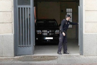 Un agente guarda el coche del testigo sorpresa que ha declarado esta mañana en el juicio por el asesinato de Marta del Castillo.