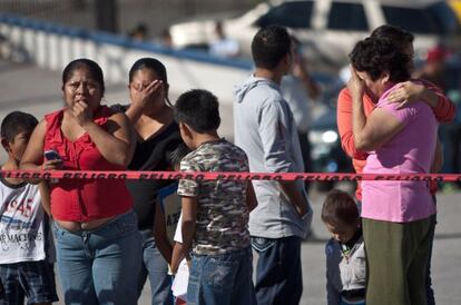 Familiares de los trabajadores de la fábrica en la que ocurrió el incendio.