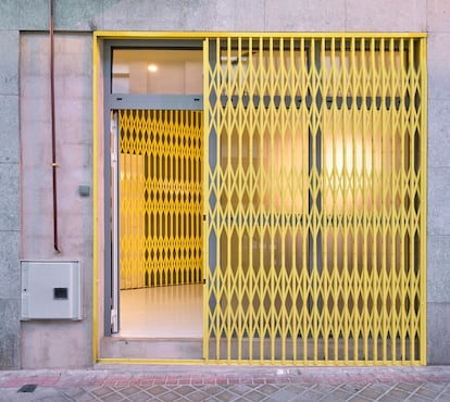 Una verja amarillo chillón sirve de entrada a la vivienda-estudio de Kaydy Cain en el barrio de Carabanchel (Madrid).