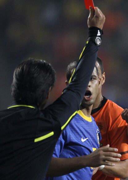 Felipe Melo reacciona ante la tarjeta roja que le saca el árbitro Yuichi Nishimura.