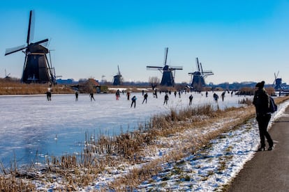 En los Países Bajos hay más kilómetros de canales que en cualquier otra parte el mundo, así que a quien le gusten los caminos de sirga aquí tendrá donde elegir. Una de las mejores zonas para visitar (al menos en lo que a paisaje típicamente neerlandés se refiere) es la zona de <a href="https://www.kinderdijk.com/plan-your-trip/" target="">Kinderdijk</a>, con molinos de viento a orillas del canal y pólderes que han ganado varias hectáreas de tierras bajas al mar. Hay muchos kilómetros de caminos por explorar: la ruta circular Kinderdijkpad es muy asequible y pasa por molinos, mientras que la Polderhoppen & Vogel Spotten, más larga, se aventura por la verde campiña de Alblasserwaard. Si apetece embarcarse en una ruta aún más larga, se pueden seguir los carriles-bici desde Róterdam. También es una buena excursión de un día si se toma el taxi acuático que sale desde el centro de Róterdam. La ruta circular corta, partiendo (y volviendo) de Kinderdijk, son solo 7,5 kilómetros. La ruta más larga, 17.