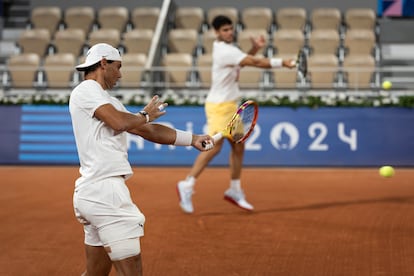 Los tenistas Rafa Nadal y Carlos Alcaraz entrenan en Roland Garros este viernes.