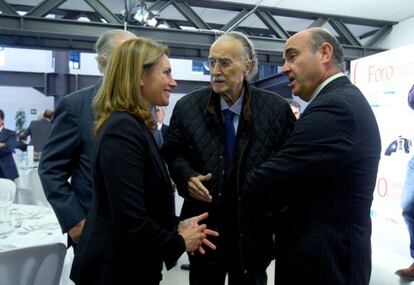 La presidenta del PP vasco, Arantza Quiroga, habla con De Guindos junto al alcalde de Bilbao, Iñaki Azkuna.