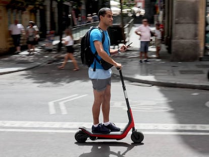 Un usuario de patinetes eléctricos circula por el centro de Madrid.