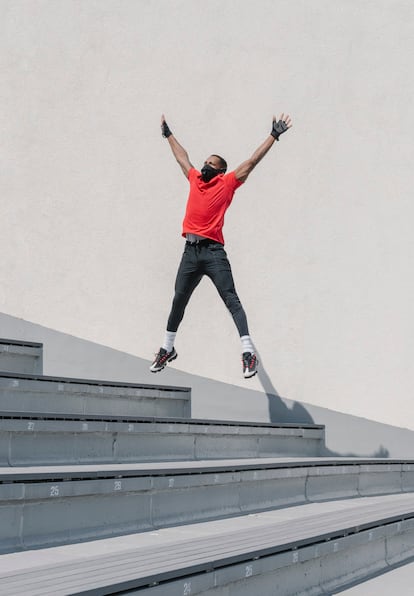 Hacer 3 series de 15 repeticiones de 'jumping jacks' es una buena contribución al calentamiento, pero también sirve como ejercicio aeróbico.