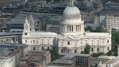 La catedral de San Pablo, en Londres, tiene cuatro campanas en su torre suroeste. Fue construida entre 1676 y 1710.