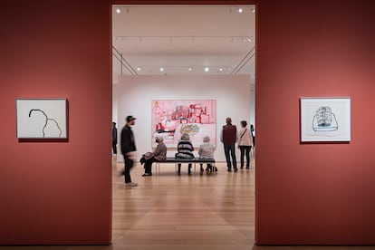 Vista de las salas de la exposición de Philip Guston en Boston. Al fondo, la pintura 'Painting, Smoking, Eating' (1973).