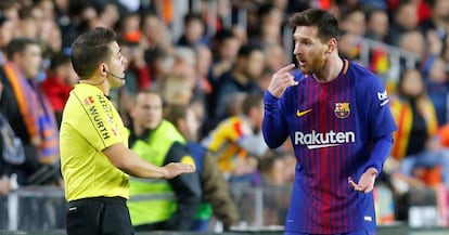 Messi protesta a l'assistent.