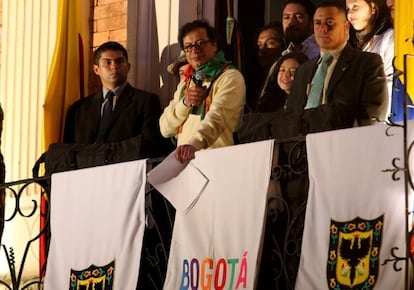 Gustavo Petro habla a sus seguidores en la alcald&iacute;a de Bogot&aacute;