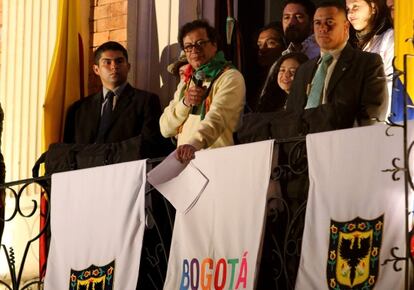 Gustavo Petro habla a sus seguidores en la alcaldía de Bogotá