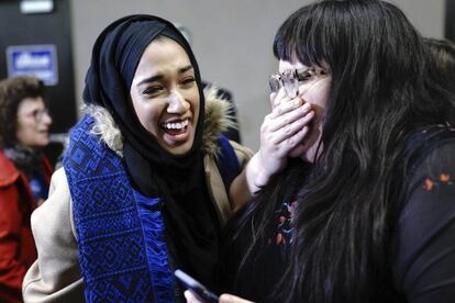 Dos votantes celebran la victoria de la candidata demócrata Ilhan Omar, el 6 de noviembre de 2018, en Minneapolis.  