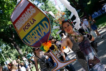 Participantes en la marcha del Orgullo en el paseo del Prado de Madrid. 