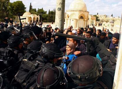 Un grupo de palestinos se enfrentan hoy a la policía israelí en la Explanada de las Mezquitas.