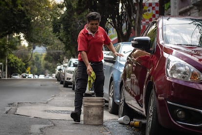 Humberto, cuida y lava autos en la colonia Doctores, en Ciudad de México.