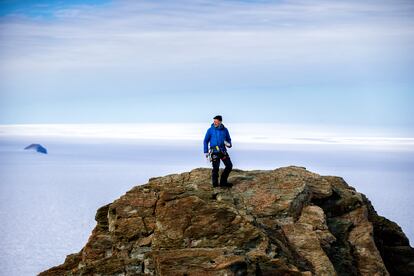 El biólogo Jorge Gallardo, apodado Galgo, camina por las rocas desnudas cercanas a la cumbre del pico Charles, en los Montes Ellsworth, en busca de sedimentos con bacterias.