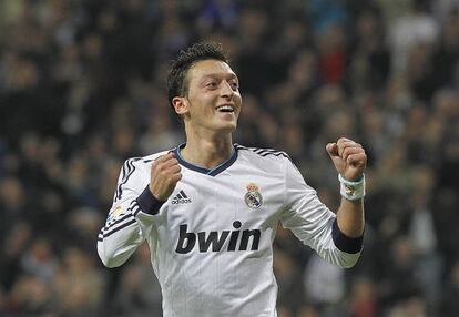 Özil celebra un gol del Madrid