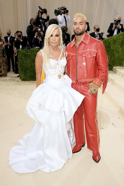 Maluma acudió acompañado de Donatella Versace y, por supuesto, vestido de la casa italiana.