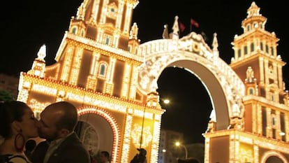 Cada a&ntilde;o cambia el alumbrado del port&oacute;n del Real de la Feria. 