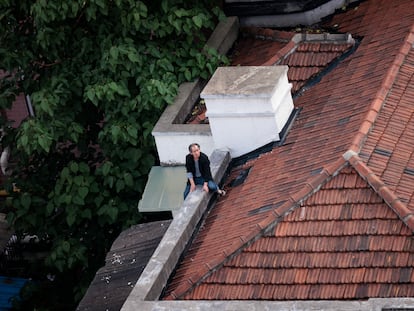 Un hombre sentado en su tejado en Shanghái, este sábado.