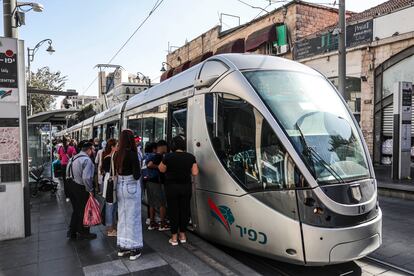 Un tranvía en una parada de la calle Jaffa, una de las más largas y más importantes de Jerusalén.
