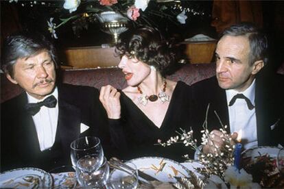 De izquierda a derecha, Charlie Bronson, Fanny Ardant y François Truffaut en París en 1984.