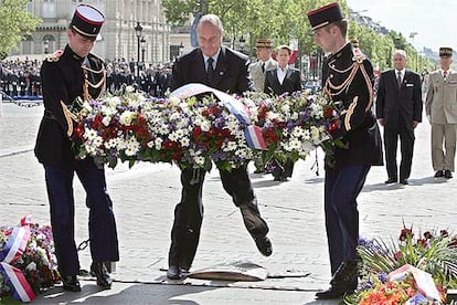 Chirac deposita una corona de flores en la tumba del soldado desconocido, bajo el parisiense Arco del Triunfo.