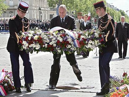 Chirac deposita una corona de flores en la tumba del soldado desconocido, bajo el parisiense Arco del Triunfo.