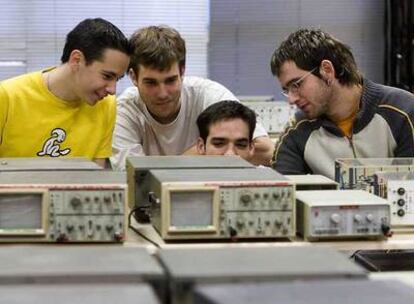 Varios alumnos de Formación Profesional realizan prácticas en un centro de Vitoria.