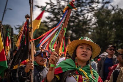 Miembros de la Guardia indígena marchan durante la movilización de este martes, en Bogotá