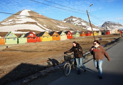 Longyearbyen é uma cidade da ilha de Spitsbergen e capital do arquipélago de Svalbard, de soberania norueguesa. É o lugar habitado (2.000 habitantes) mais setentrional do planeta. Ou seja, a região que está situada mais ao norte do mundo. Sua superfície é de 242 quilômetros quadrados. As ruas de Longyearbyen abrigam pubs, igrejas, escolas, hotéis, restaurantes, um hospital, concessionárias de carros e até a redação de um jornal. No entanto, não há nem rastro de cemitérios desde 1950. O motivo? Ninguém morre nesta cidade. Então, seus habitantes são imortais? Não, mas em Longyearbyen não é bom ser velho e morrer é diretamente proibido. Este veto remonta a princípios do século XX, quando cientistas descobriram que em Longyearbyen os cadáveres se conservavam em perfeito estado por causa da enorme camada de gelo que cobria e envolvia os caixões. Esta singular característica terminou se tornando um problema. “Surgiu uma febre que levou muitas pessoas a se instalarem nas ilhas para morrer com a esperança de serem descongeladas e ressuscitadas algum dia, no momento em que a ciência desse com a tecla da imortalidade”, explica ao EL PAÍS o escritor Javier Reverte, que visitou a zona para seu recente livro, ‘Confins’ (Plaza&Janes). Para evitar a tentação, a localidade se transformou em território hostil para aqueles que estão em seus últimos anos de vida (a maior parte dos 2.000 habitantes se situa entre os 25 e os 44 anos). Não há residências para idosos nem unidades de cuidados paliativos. Não se permite a construção de rampas, de modo que os mais velhos e inválidos não possam se instalar ali. As pessoas que estão muito idosas ou doentes têm de ser transferidas para a península para ali serem tratadas ou morrer”, afirma o escritor. E se alguém morre de improviso? “Seu cadáver é exportado em avião para fora das ilhas”, diz Reverte.