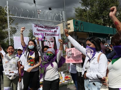 Colectivas feministas protestan afuera del Reclusorio Oriente, mientras se llevaba a cabo una de las audiencias en contra del feminicida de Ingrid Escamilla, el 5 de septiembre de 2022.