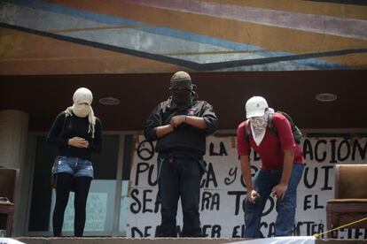 Encapuchados en la rectoría de la UNAM.