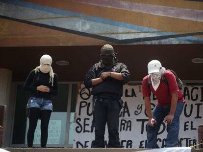 Encapuchados en la rectoría de la UNAM.