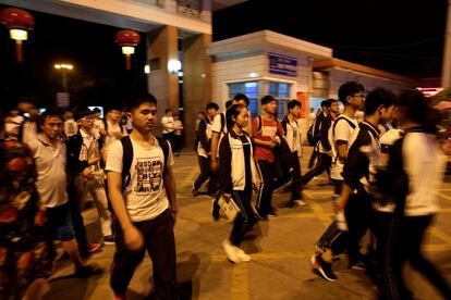 Los estudiantes salen de la Escuela Secundaria de Maotanchang al final de una intensa jornada de preparación, el 2 de junio del 2017, en Luan.