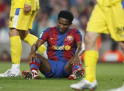 Eto&#39;o se lamenta en el suelo tras fallar una ocasión.