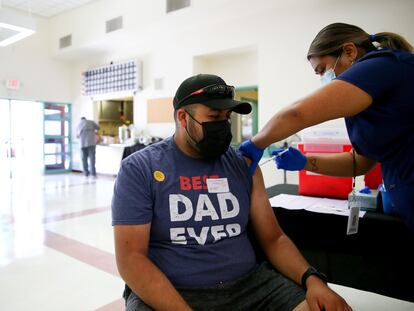 paciente en Los Ángeles vacunación contra coronavirus