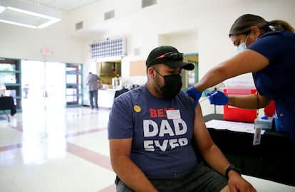 paciente en Los Ángeles vacunación contra coronavirus