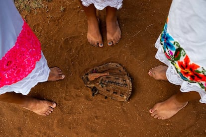 Las Amazonas es un equipo integrado únicamente por mujeres, y sus componentes han alcanzado fama entre los aficionados porque juegan descalzas y ataviadas con sus huipiles, blusa tradicional de la mujer maya.