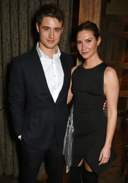 Max Irons con su pareja Sophie Pera durante una fiesta celebrada en Londres en 2017, dos años antes de casarse.