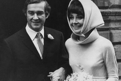 También Givenchy fue el encargado de firmar el sencillo minivestido con pañuelo a la cabeza que lució en su segundo enlace con el psiquiatra italiano Andrea Dotti. Se dieron el sí quiero en 1969 y fueron padres de Luca, el segundo hijo de la actriz.