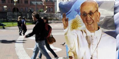 Un cartel muestra al papa Francisco en Buenos Aires. 